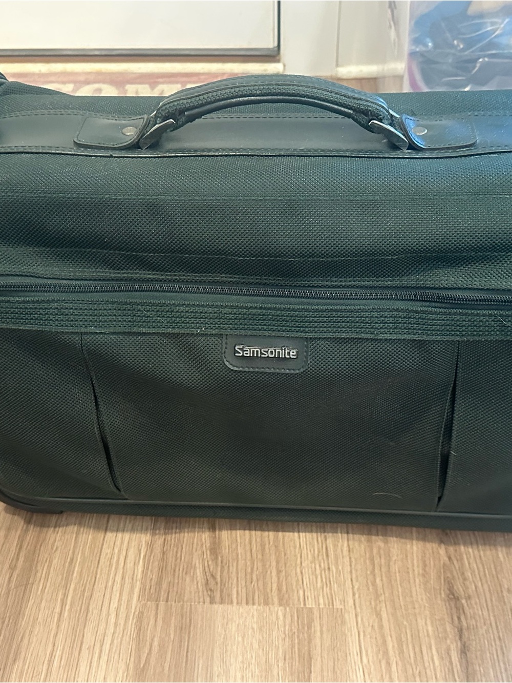 vintage green Samsonite wheeled rolling garment bag excellent condition